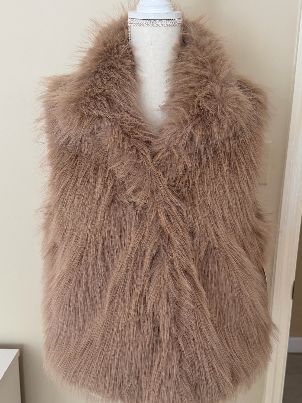 Luxurious Faux Fur Vest in Camel/Beige size L NEW